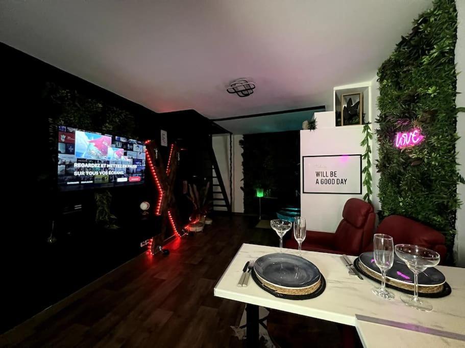Red Love-Room / Balneo & Plus ! Souppes-sur-Loing Экстерьер фото